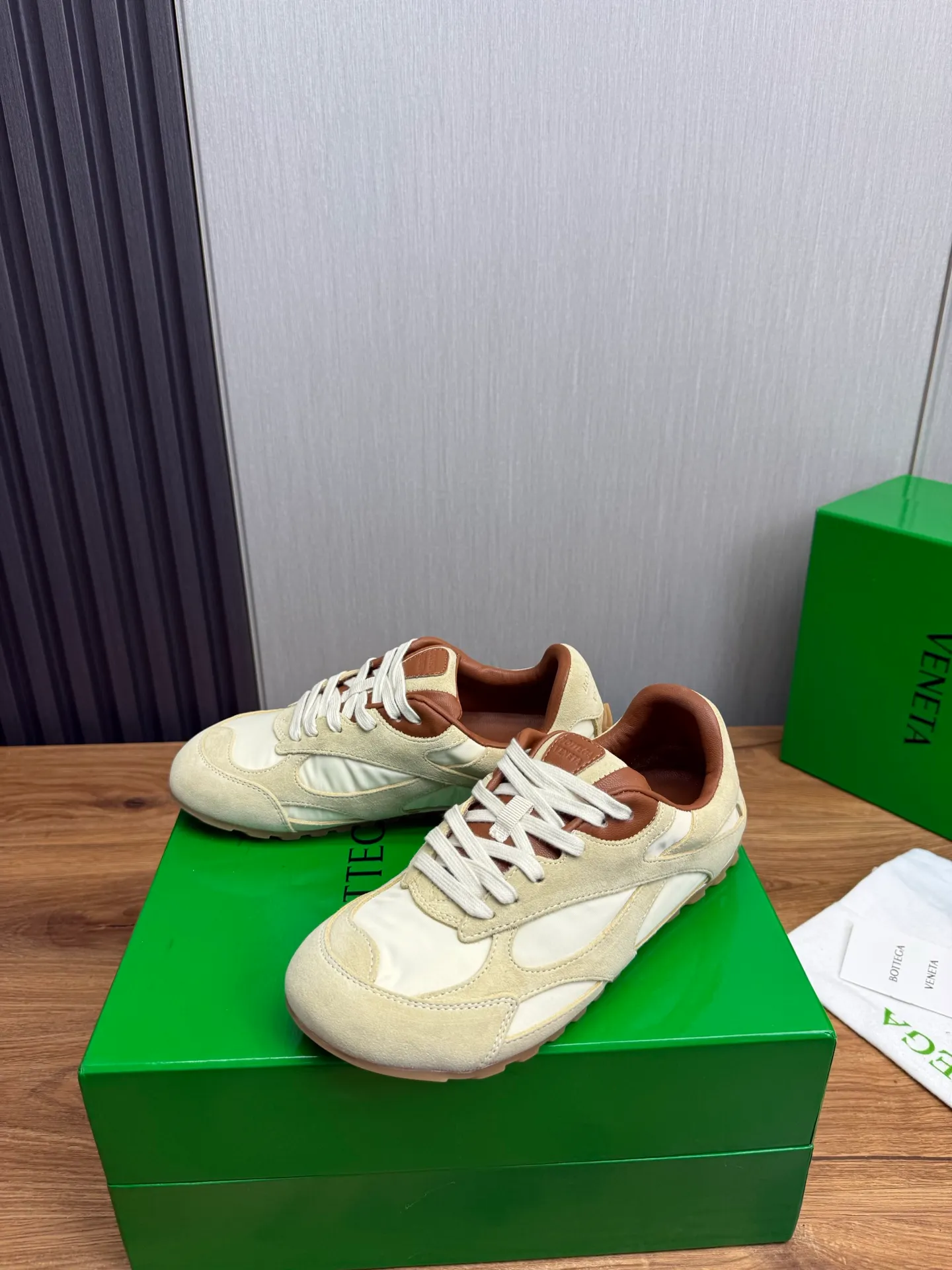 Men's men's shoes💰540💰 Bottega Veneta｜BV's new Forrest Gump shoes. Dexun shoes🩷💚 Sneaker technology nylon and suede, inspired by retro sneakers, light, comfortable, breathable and essential item. Original wear-resistant and non-slip rubber outsole❕❗️ Size: Female 35-40 (40 is custom-made and cannot be returned) Male 39-45 (45 is custom-made and cannot be returned or exchanged)